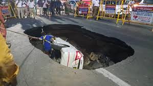 Car falls into pit in Chennai Thiruvanmiyur